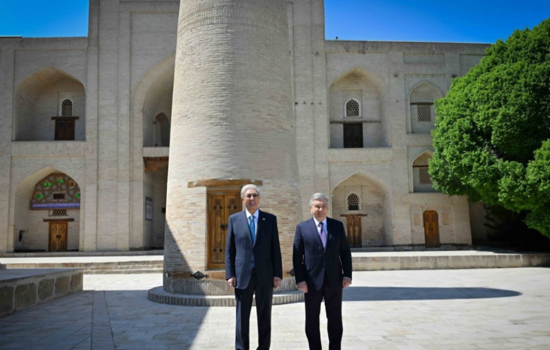 Қасым-Жомарт Тоқаев пен Шавкат Мирзиёев Бахауддин Нақышбанди мемориалдық кешеніне барды
