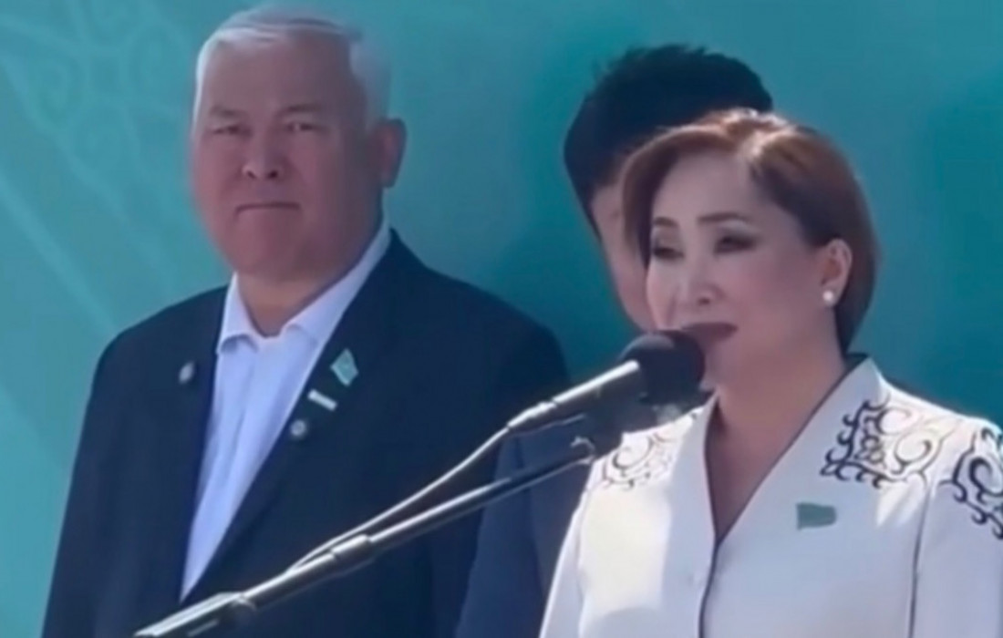 Қарақат Әбденнің сахнадағы сәлемі қызу талқыға түсті