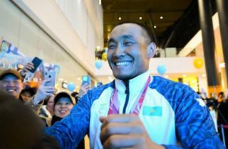 «Қазақстан тарихта тұңғыш рет қысқы Паралимпиадада екі медаль еншіледі» – Ербол Хамитовты әуежайда салтанатты түрде қарсы алды