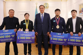 Ербол Қарашөкеев Азия чемпионатының жүлдегерлеріне құрмет көрсетті