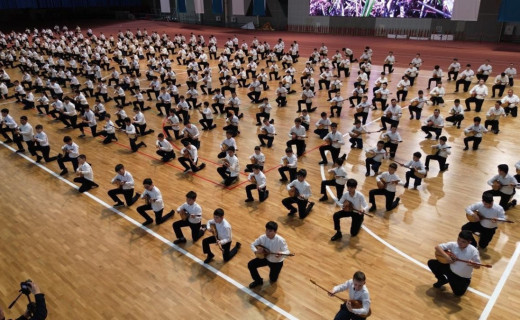 Жарты миллион қазақстандық бала бір мезгілде көпшілікке танымал күйлерді орындады