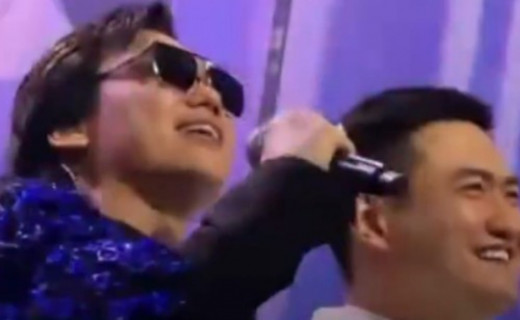 Сахнадағы шынайы достық: Қайрат Нұртас пен Төреғали Төреәлінің ерекше сәті