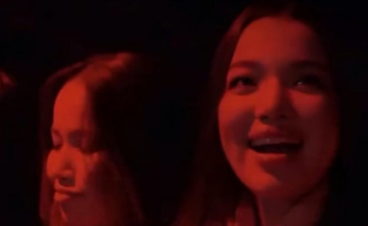 Абай Бегейдің үлкен қызы да хиджабын шешіп, көпшіліктің көзіне түсті