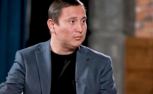 «Менде бәрі бар, тек анам жоқ»: Қайрат Әділгерей елді жылатты