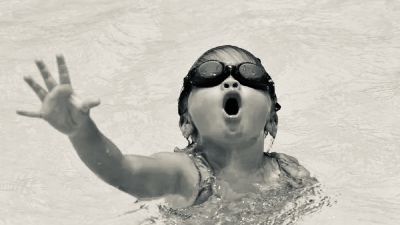 Қызылордада 2 жасар қыз үйінің ауласындағы бассейнге батып кетті