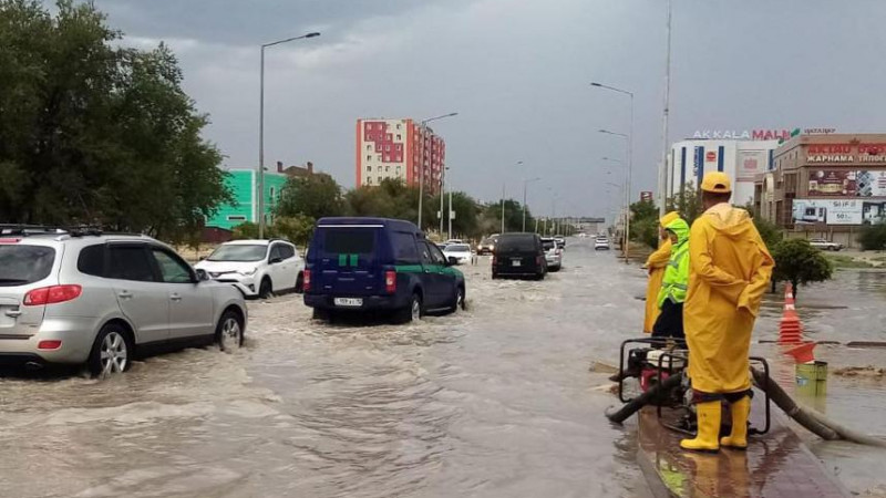 Ақтауда түні бойы жауған жауыннан кейін қала көшелерін су басты