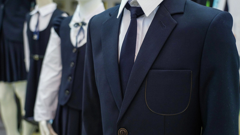 Алматыда мектеп формасы қою көк түсті болады