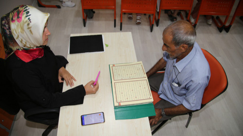 77 жасында Құран оқуды үйренді