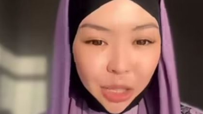 «Иә, бізге орамал таққан үшін ақша төленеді, договор болады, контрактіге отырамыз»: Хиджабтағы қыз шындықтың бетін ашты