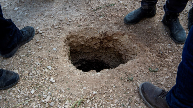 Оралда ер адамдар қабырғадағы тесік арқылы әйелдер түрмесіне кірген