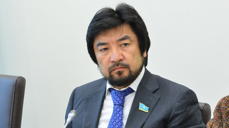 Экс-депутат Бекболат Тілеухан немен айналысып жүр