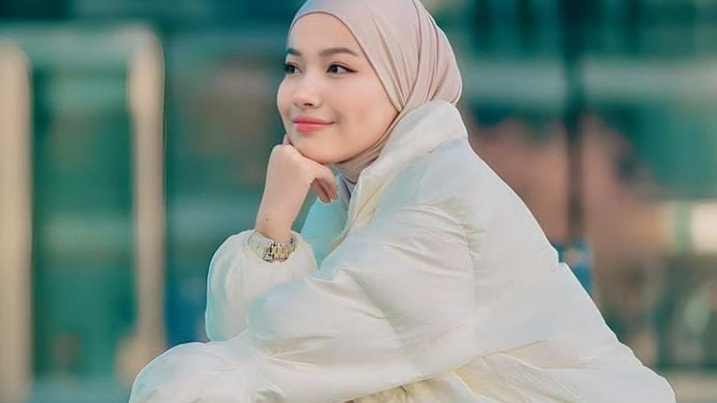 ​«Ақырзаманның белгілері байқалып жатыр»: Абай Бегейдің оқушы қызы хиджап кигенін мәлімдеді