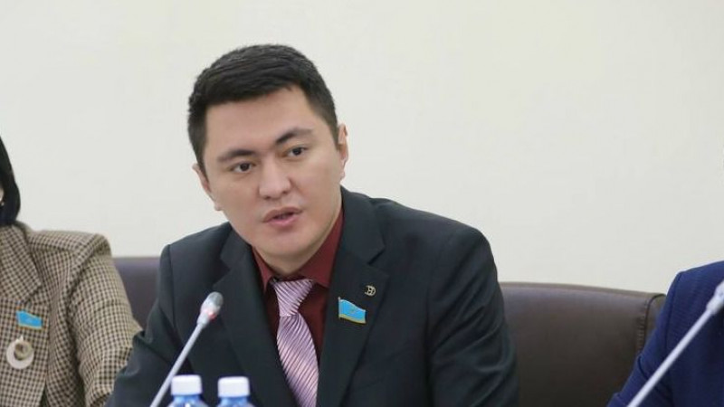 Депутаттық төсбелгі қанша тұрады? Дәулет Мұқаев жауап берді