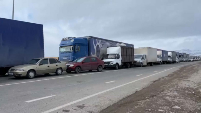 ЖАМБЫЛ ОБЛЫСЫНДА 500-ГЕ ЖУЫҚ КӨЛІК ЖОЛДА ТҰРЫП ҚАЛДЫ