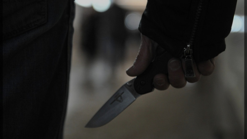 9-сынып оқушысы сыныптасын алдап шақырып, кездескен тұста тамағын пышақпен орып жіберген.