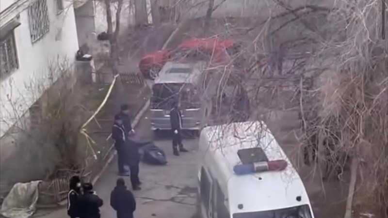 Таразда көпқабатты үйдің жертөлесінен ер адамның мәйіті табылды