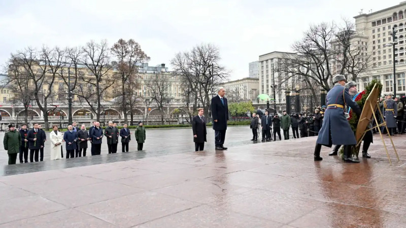 Мемлекет басшысы «Белгісіз жауынгер бейіті» ескерткіш мемориалына гүл шоғын қойды