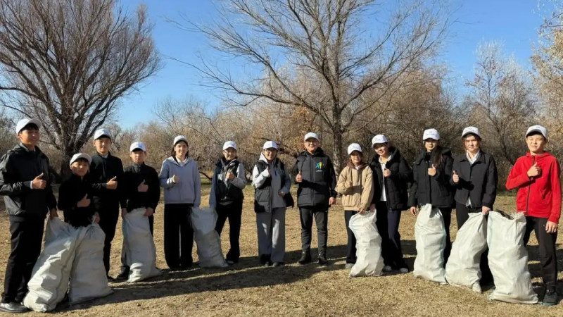 Жамбыл ауданы Жастар орталығы «Таза Қазақстан» акциясы аясында Аса өзенін қоқыстан тазартты