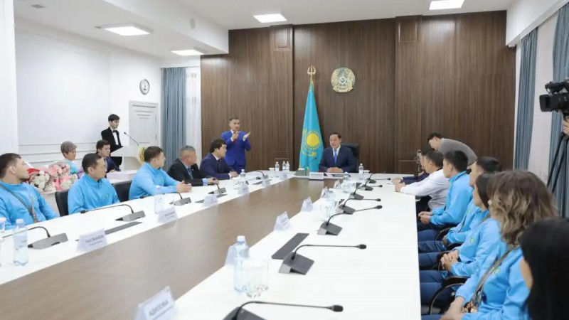 Ербол Қарашөкеев XXV жазғы Сурдлимпиада ойындарының жеңімпаздарына пәтер сертификатын табыстады