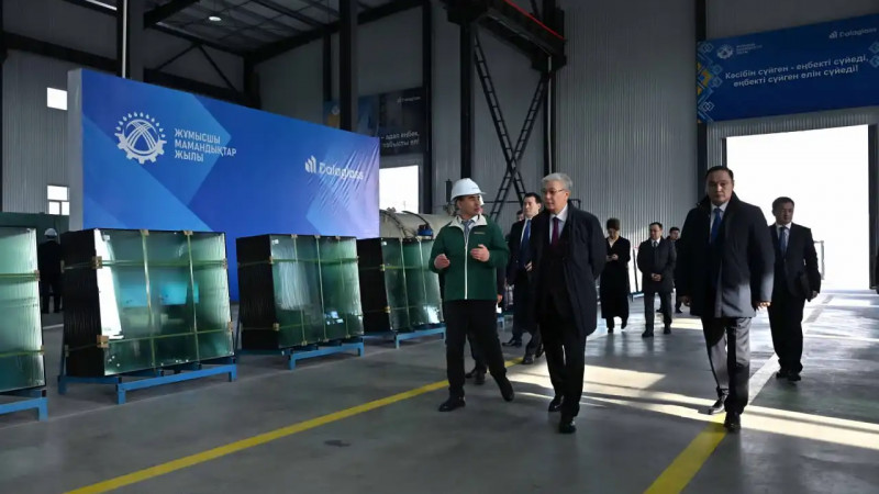 Президент Dala Glass әйнек өндіретін кәсіпорын қызметімен танысты