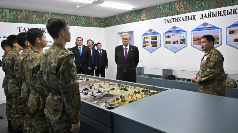 Мемлекет басшысы Тараздағы мамандандырылған әскери мектеп-интернатқа барды
