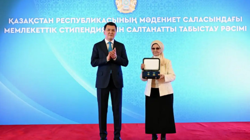 Мемлекеттік кеңесші Президент атынан «Халық қаһарманы» Бауыржан Момышұлының туыстарына Алтын жұлдыз бен «Отан» орденін тапсырды