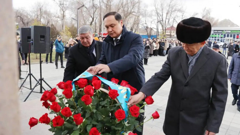 Дінмұхамед Қонаевтың ескерткішіне гүл қою рәсімі өтті