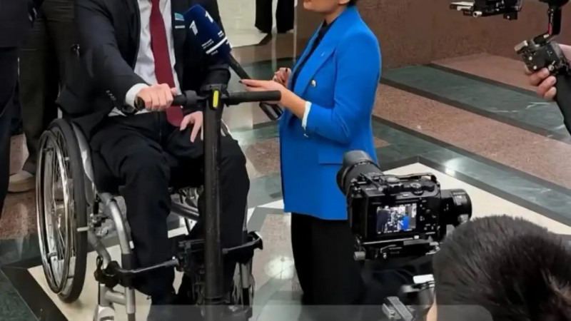 Депутаттан тізерлеп отырып сұхбат алған журналист елдің ықыласына бөленді