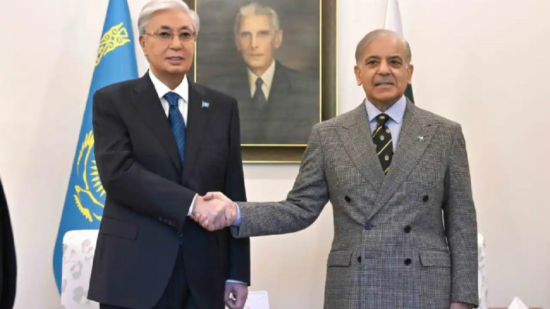 Мемлекет басшысы Қасым-Жомарт Тоқаев пен Премьер-министр Шахбаз Шариф шағын құрамда келіссөз жүргізді