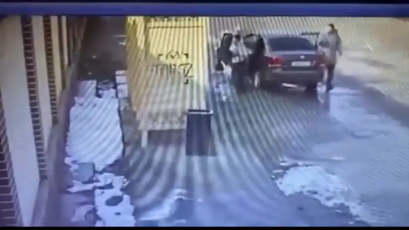 Таразда автобус аялдамасында 13 жастағы қызды ұрлап кетпек болған күдіктілер ұсталды