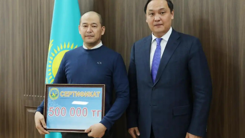 Ербол Қарашөкеев 13 жастағы қызды құтқарған тараздық тұрғынға алғыс білдірді