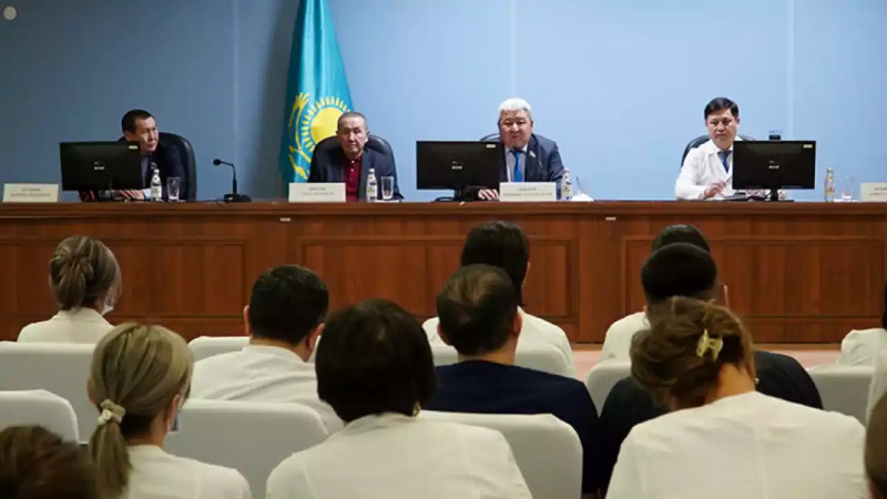 Таразда референдум қарсаңында медицина қызметкерлерімен кездесу өтті