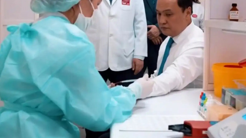 Ербол Қарашөкеев донорлық акцияға қатысып, жамбылдықтарды қан тапсыруға шақырды