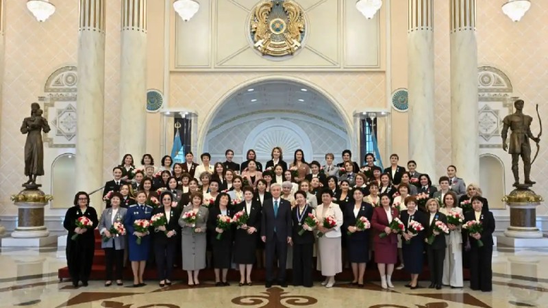 Тоқаев: Қазақстанның дамуына үлес қосқан арулар мемлекеттік наградалармен марапатталды