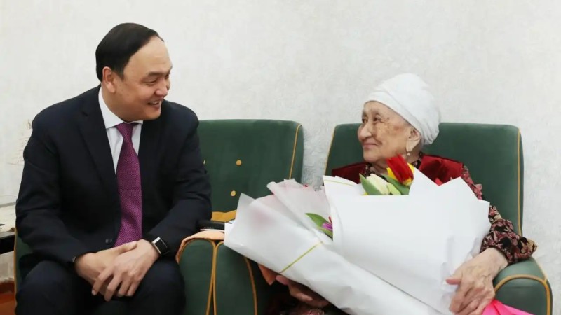 Ербол Қарашөкеев тыл ардагері мен еңбек адамын әйелдер күнімен құттықтады