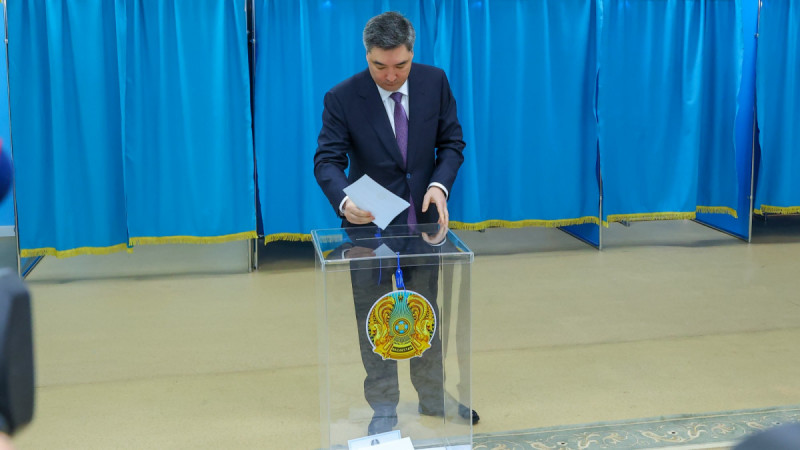 Премьер-министр Олжас Бектенов ҚР жаңа Конституциясын қабылдау жөніндегі референдумда дауыс берді