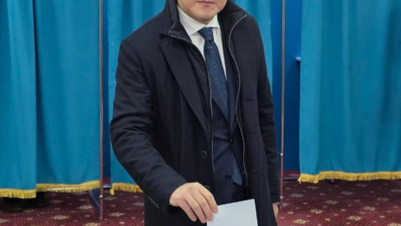 Мемлекеттік кеңесші Ерлан Қарин референдумда дауыс берді