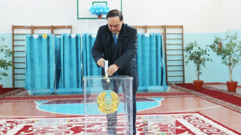 ЖАМБЫЛ ОБЛЫСЫНЫҢ ӘКІМІ ЕРБОЛ ҚАРАШӨКЕЕВ РЕФЕРЕНДУМДА ДАУЫС БЕРДІ