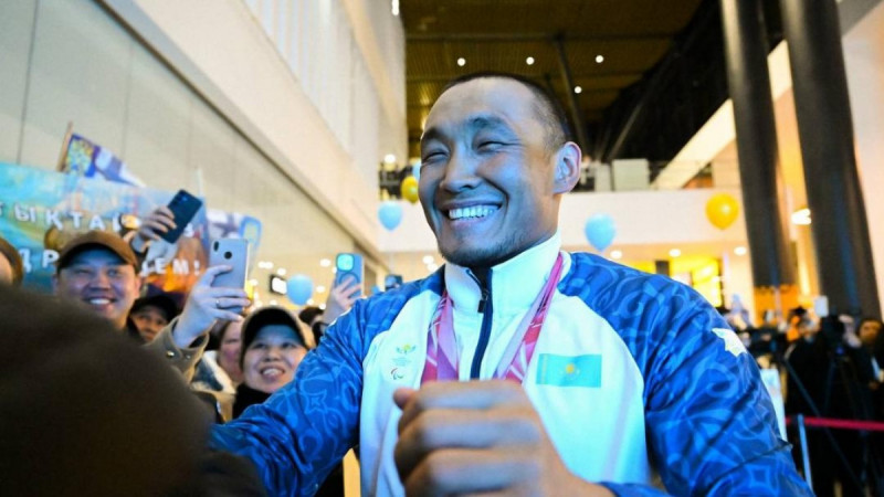 «Қазақстан тарихта тұңғыш рет қысқы Паралимпиадада екі медаль еншіледі» – Ербол Хамитовты әуежайда салтанатты түрде қарсы алды