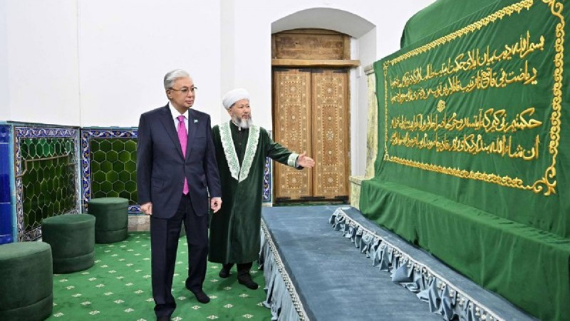 Президент Қасым-Жомарт Тоқаев Қожа Ахмет Ясауи кесенесіне зиярат етті