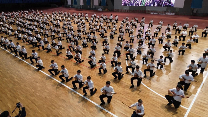 Жарты миллион қазақстандық бала бір мезгілде көпшілікке танымал күйлерді орындады