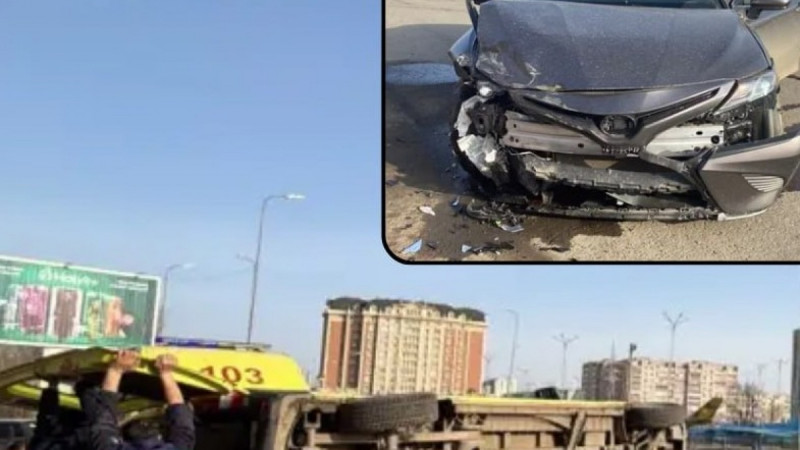 Ақтөбеде жүкті әйел отырған жедел жәрдем көлігі апатқа ұшырады