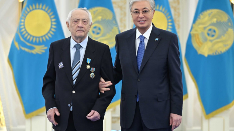 Президент Қасым-Жомарт Тоқаев Ерванд Ильинскийге «Қазақстанның Еңбек Ері» атағын тапсырды