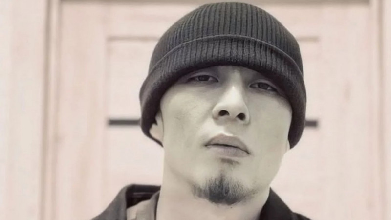 Ақтөбеде көше тазалап жүрген әнші: Омар Амантаевқа қатысты сот шешімі орындалып жатыр