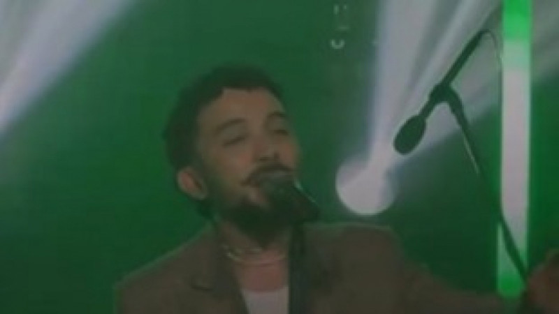 Қанай сахнада көз жасына ерік берді: әнші анасын еске алды