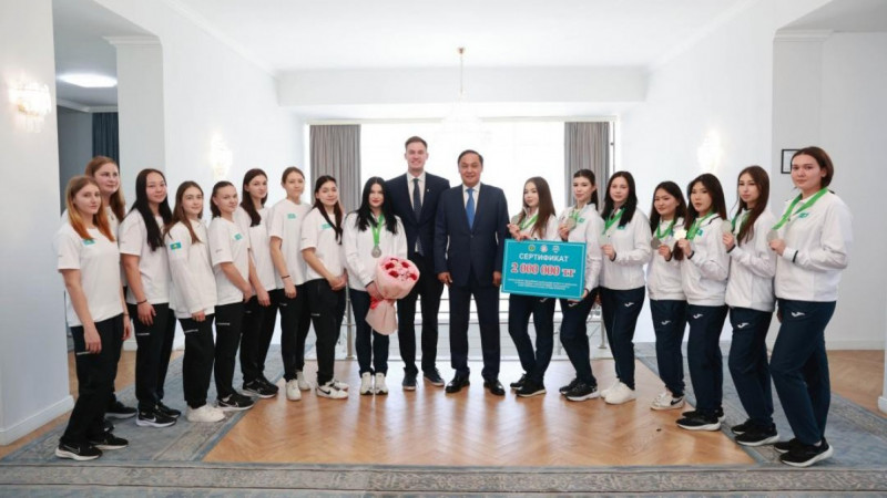 Ербол Қарашөкеев жамбылдық су добы спортшыларымен кездесті