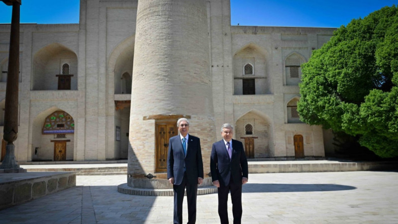 Қасым-Жомарт Тоқаев пен Шавкат Мирзиёев Бахауддин Нақышбанди мемориалдық кешеніне барды