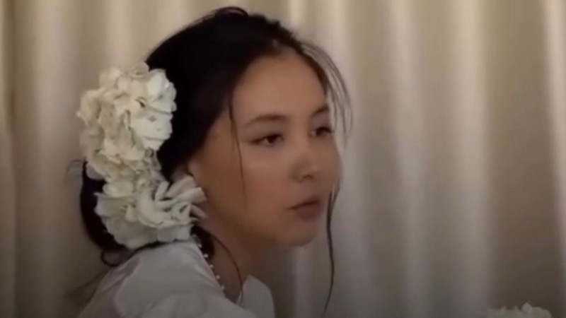 Айдана Меденова жаңа образы үшін сынға қалды