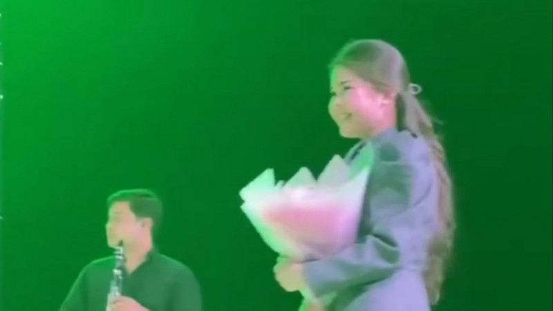 Әділет Жауғашардың концертінде жанкүйер қыз сахнада бірге биледі