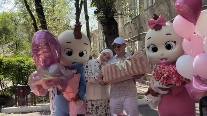 Төреғали Төрелі тағы да дүркіретті: 7-ші сәбиін перзентханадан сән-салтанатпен шығарып алды (ВИДЕО)